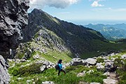 75 Salendo in Cima Croce vista in  Passo la Forca e Monte Alben...